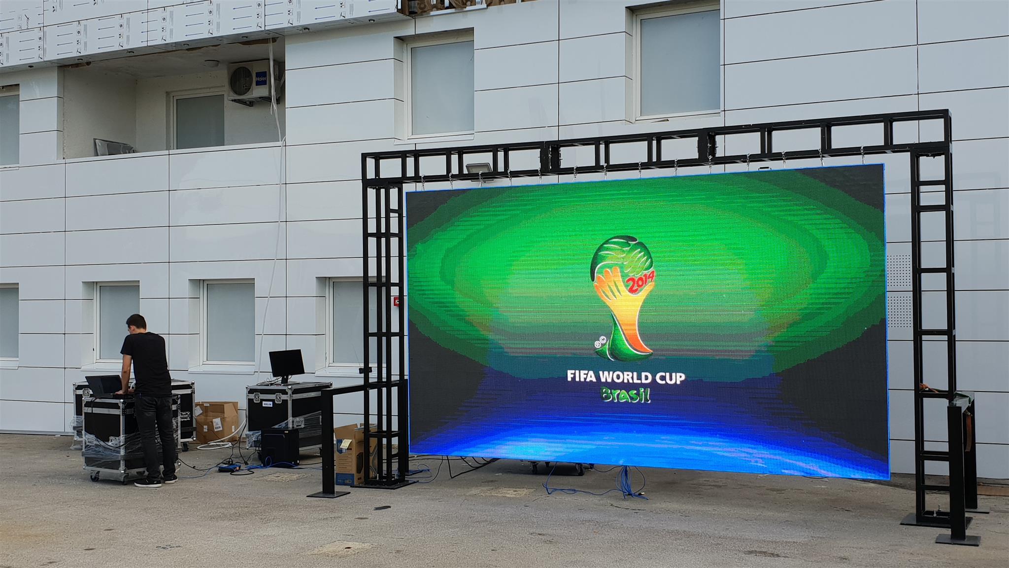 What is the reason why the LED display screen appears black? - indoor  outdoor led video display screen manufacturer